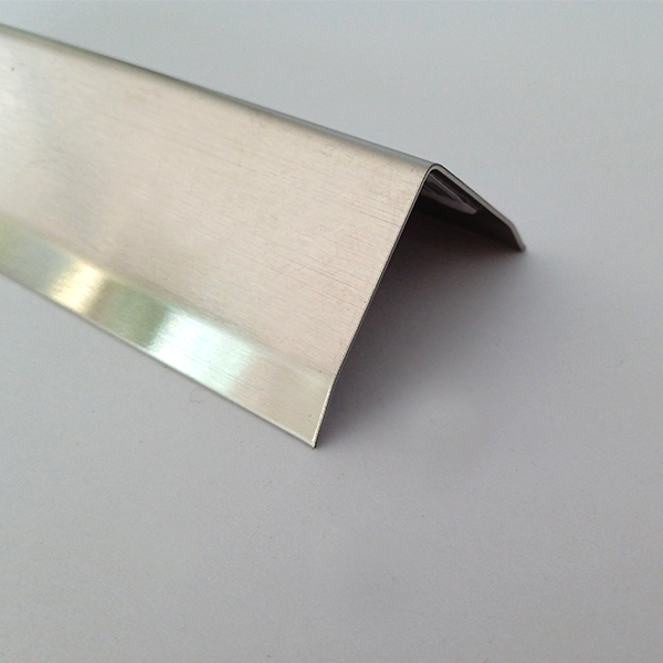 Cornier inox cu laturi tesite, 25x25 mm, finisaj inox periat fin